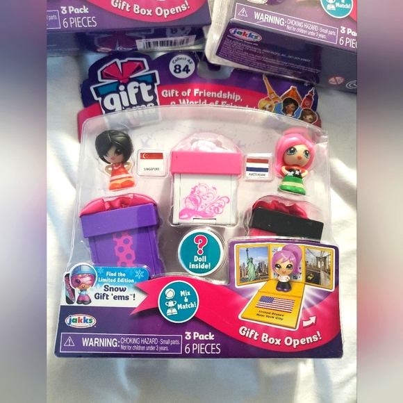 : Jakks Gift Ems 3 pks Dolls Figure Gift Boxes Lot Accessories Toy Lot - Picture 3 of 16